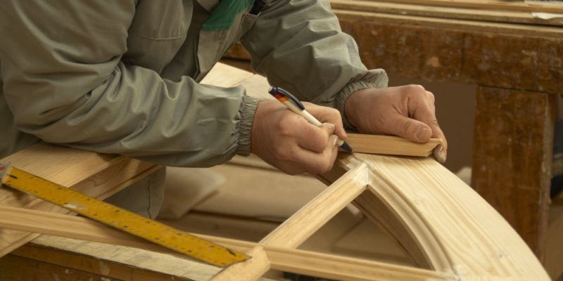 trabajando-madera-puerta